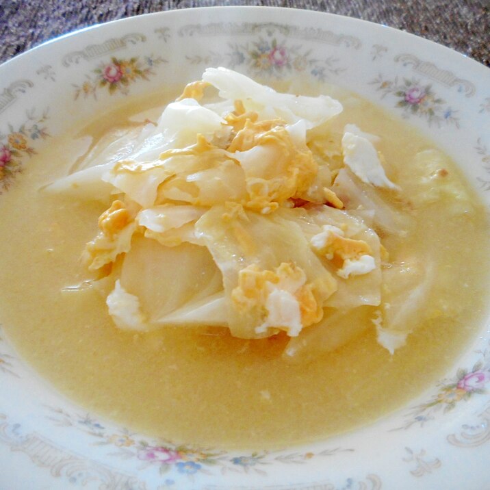 キャベツと卵とチーズの豆乳スープ